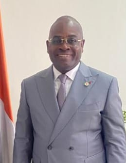 Portrait officiel de Pr. Koffi Justin, Directeur Général de l'Autorité de Régulation du Système de Récépissés d'Entreposage de la Côte d'Ivoire (A.R.R.E-CI)